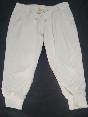 Lululemon Size 6 White Dance Studio Mid-Rise Cropped Pants